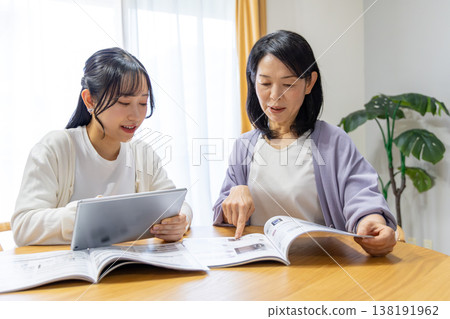 母女倆正在看產品目錄 母女倆正在看產品目錄 138191962