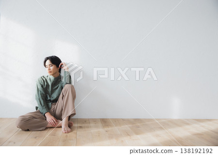 男子坐在地板上 138192192