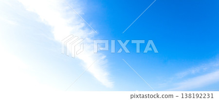 一片簡單的風景,湛藍的天空,潔白的雲。 一片簡單的風景,湛藍的天空,潔白的雲。 138192231