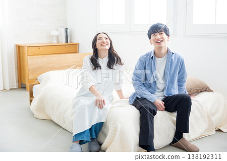一對夫婦在臥室放鬆身心 138192311