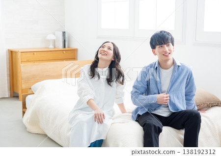 一對夫婦在臥室放鬆身心 一對夫婦在臥室放鬆身心 138192312
