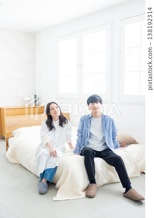 一對夫婦在臥室放鬆身心 一對夫婦在臥室放鬆身心 138192314