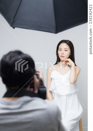 女人看著相機 女人看著相機 138192421
