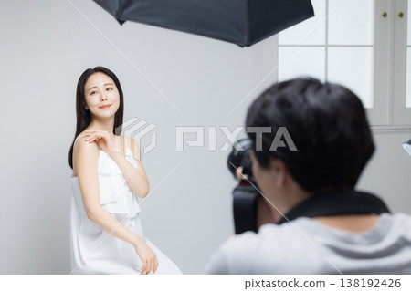 女人看著相機 女人看著相機 138192426