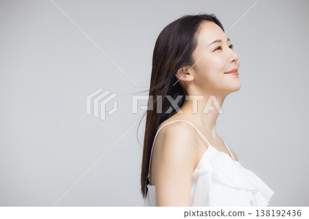 頭髮捲曲的年輕女子 頭髮捲曲的年輕女子 138192436