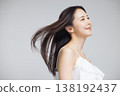頭髮捲曲的年輕女子 138192437