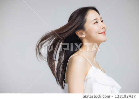 頭髮捲曲的年輕女子 頭髮捲曲的年輕女子 138192437