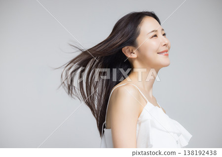 頭髮捲曲的年輕女子 頭髮捲曲的年輕女子 138192438