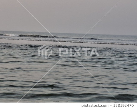 Serene Ocean Waves Under a Clear Sky at Sunset 138192470