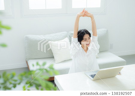 在家看計算機的婦女 在家看計算機的婦女 138192507
