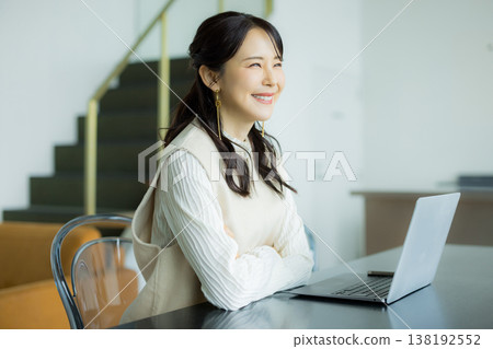 Business woman who works in a cafe Business woman who works in a cafe 138192552