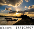 龍舟（hari）的輪廓漂浮在沖繩海上，夕陽的餘暉灑在海面上。 138192697