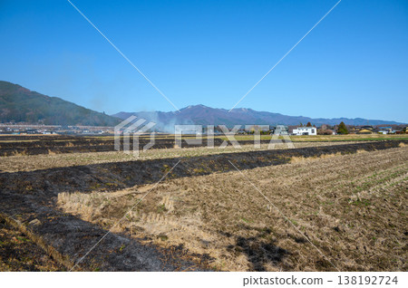 [A sign of spring] Burning of rice paddy levees [Nishiharuchika, Ina City] 138192724