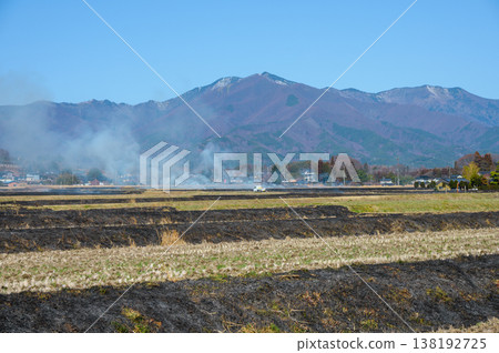 [A sign of spring] Burning of rice paddy levees [Nishiharuchika, Ina City] 138192725