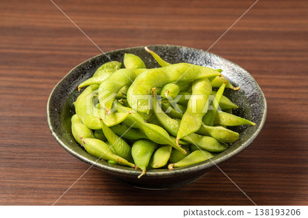 毛豆：居酒屋（日本酒吧）裡簡單又受歡迎的主食小點心。 138193206