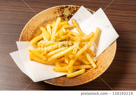 炸薯條:一種口感酥脆、廣受歡迎的配菜。 炸薯條:一種口感酥脆、廣受歡迎的配菜。 138193219