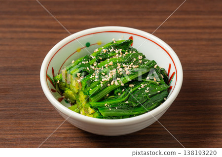 日式高湯焯菠菜:一道經典的日式小菜,湯汁鮮美。 日式高湯焯菠菜:一道經典的日式小菜,湯汁鮮美。 138193220