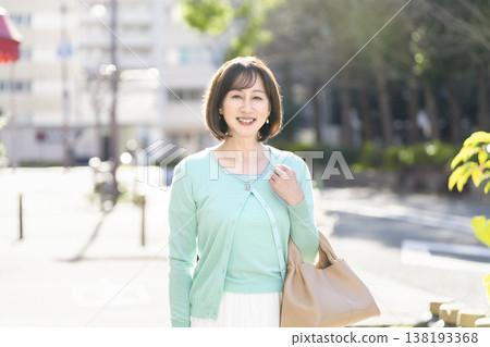 一位五十歲出頭的女士面帶微笑,直視鏡頭。 一位五十歲出頭的女士面帶微笑,直視鏡頭。 138193368