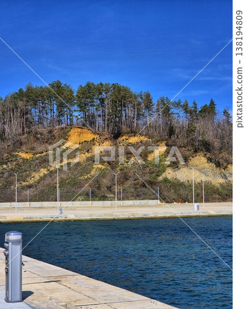 Pedestrian walkway by the sea with iron railings and lanterns. ( Pedestrian walkway by the sea with iron railings and lanterns. ( 138194809