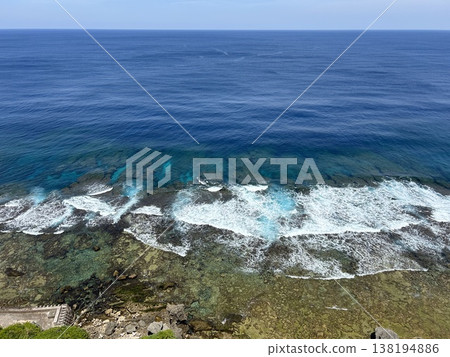 伊江島，偏遠島嶼，懸崖峭壁，沖繩北部，大海，藍天，熱帶風光，鄉村景色，礁石，洶湧的波濤，地平線，翠綠色 138194886