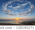 一頭雲鯨在沖繩的夕陽天空中游弋。 138195271