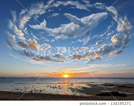 一頭雲鯨在沖繩的夕陽天空中游弋。 138195271