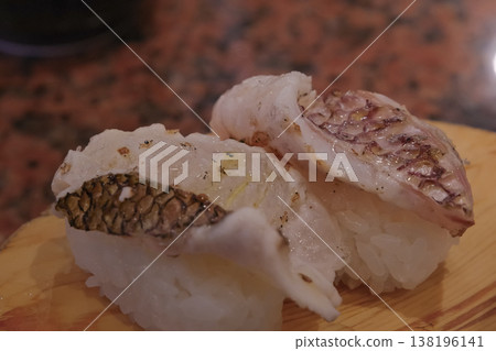 香煎鯛魚壽司,風味濃鬱 香煎鯛魚壽司,風味濃鬱 138196141