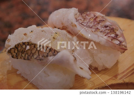香煎鯛魚壽司,風味濃鬱 香煎鯛魚壽司,風味濃鬱 138196142
