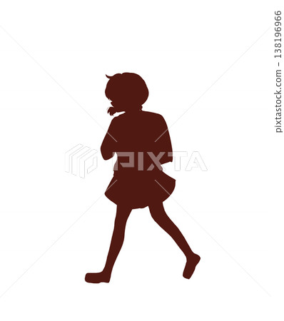 一個女孩背著書包行走的剪影。 一個女孩背著書包行走的剪影。 138196966