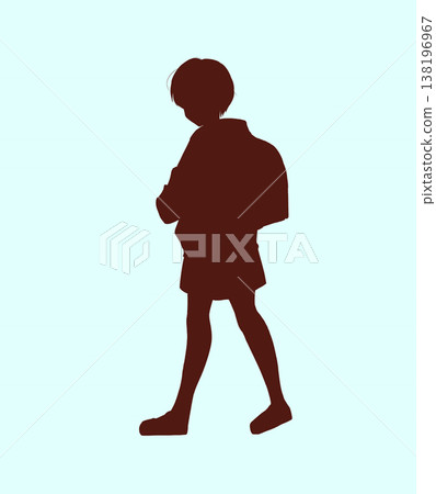 一個男孩背著書包行走的剪影。 138196967