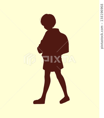 一個男孩背著書包行走的剪影。 一個男孩背著書包行走的剪影。 138196968