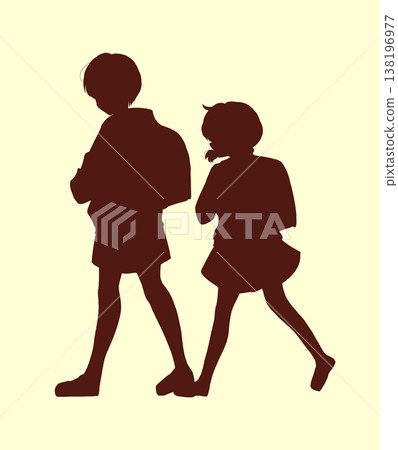 男孩和女孩並肩行走的剪影 男孩和女孩並肩行走的剪影 138196977