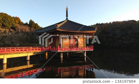 安倍文殊院的金閣沐浴在夕陽的餘暉中。 安倍文殊院的金閣沐浴在夕陽的餘暉中。 138197804