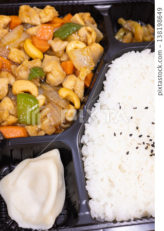美味的中式便當盒:雞肉腰果炒便當 美味的中式便當盒:雞肉腰果炒便當 138198649