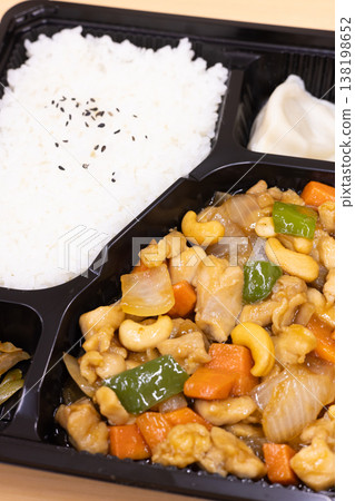 美味的中式便當盒：雞肉腰果炒便當 138198652