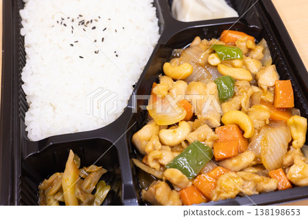 美味的中式便當盒：雞肉腰果炒便當 138198653