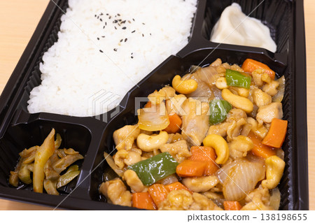 美味的中式便當盒：雞肉腰果炒便當 138198655