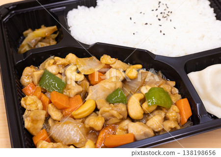 美味的中式便當盒:雞肉腰果炒便當 美味的中式便當盒:雞肉腰果炒便當 138198656