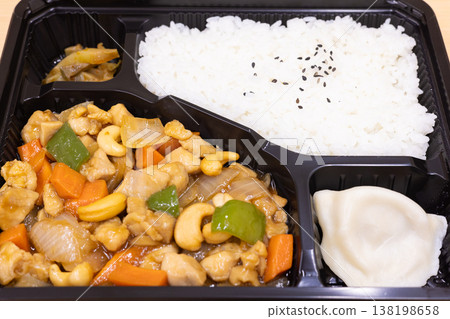 美味的中式便當盒:雞肉腰果炒便當 美味的中式便當盒:雞肉腰果炒便當 138198658