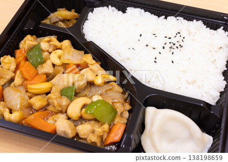 美味的中式便當盒:雞肉腰果炒便當 美味的中式便當盒:雞肉腰果炒便當 138198659