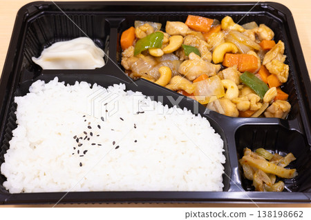 美味的中式便當盒：雞肉腰果炒便當 138198662