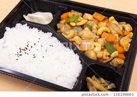 美味的中式便當盒:雞肉腰果炒便當 美味的中式便當盒:雞肉腰果炒便當 138198663
