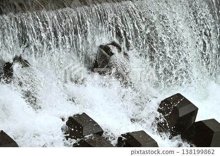 河川洪水和水位上升 138199862
