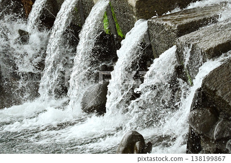 河川洪水和水位上升 河川洪水和水位上升 138199867