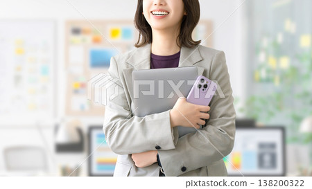 微笑的女人/女商人拿著電腦和智慧型手機 138200322