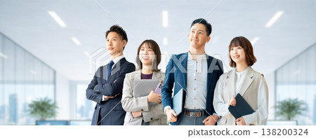 四位商人、男人和女人的團隊合作形象 138200324