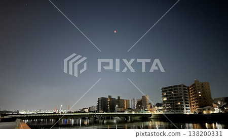 夜景和月亮 138200331