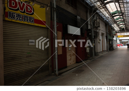商業街關門歇業,這是一個社會問題;由於人口減少和缺乏繼承者,許多商店破產倒閉。 商業街關門歇業,這是一個社會問題;由於人口減少和缺乏繼承者,許多商店破產倒閉。 138203896