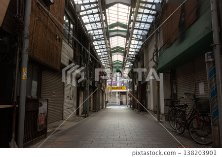 Shuttered shopping streets, a social problem; stores that have gone bankrupt due to depopulation and lack of successors. Shuttered shopping streets, a social problem; stores that have gone bankrupt due to depopulation and lack of successors. 138203901