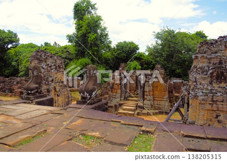 通往吳哥窟寺廟群東梅奔寺入口的道路以及通往那裡的石像。 通往吳哥窟寺廟群東梅奔寺入口的道路以及通往那裡的石像。 138205315